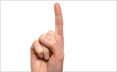 Foto: Eine Hand mit nach oben gerecktem Zeigefinger. 