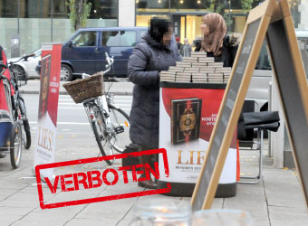 Zwei Frauen an einem salafistischen „LIES“-Stand.