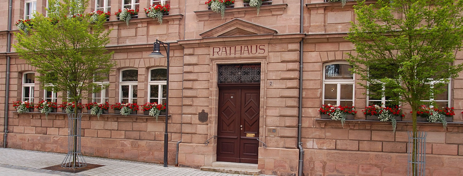 Außenaufnahme: Gebäude mit der Aufschrift „Rathaus“.