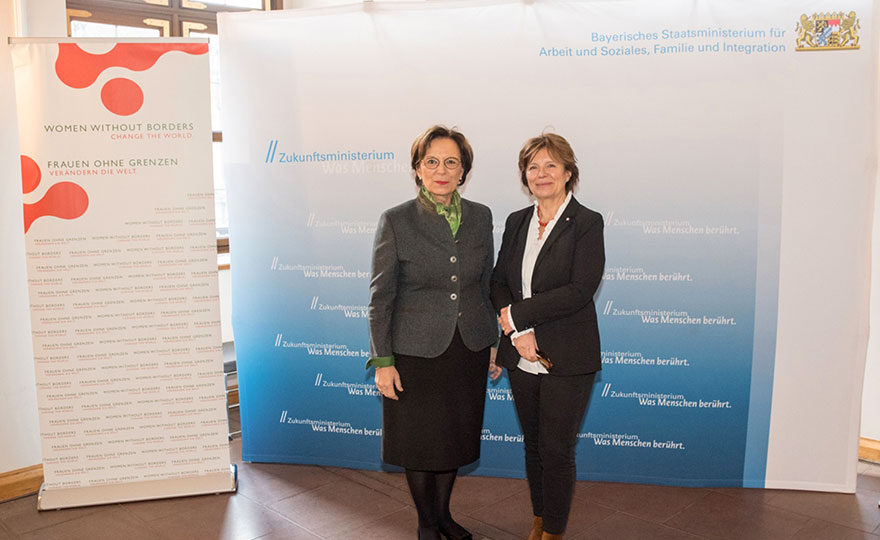 Foto: Staatsministerin Emilia Müller mit Dr. Edit Schlaffer.