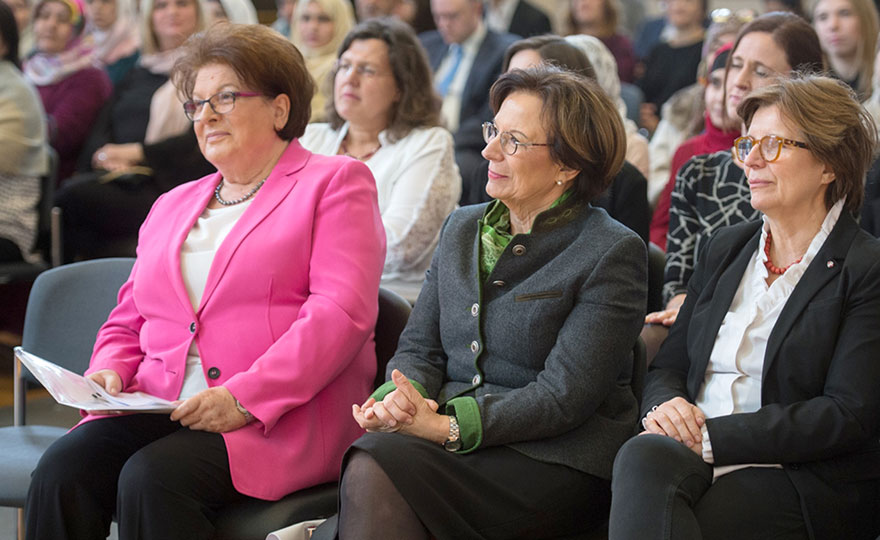 Foto: Landtagspräsidentin Barbara Stamm, Staatsministerin Emilia Müller und Dr. Edit Schlaffer sitzen im Publikum.