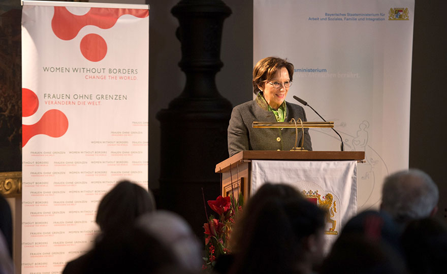 Foto: Staatsministerin Emilia Müller am Rednerpult.