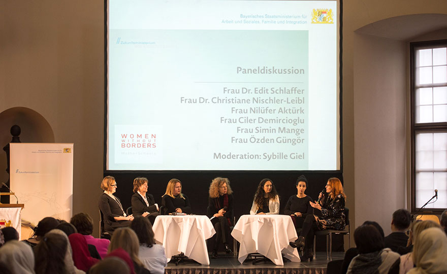 Foto: Podiumsgespräch mit mehreren Personen.