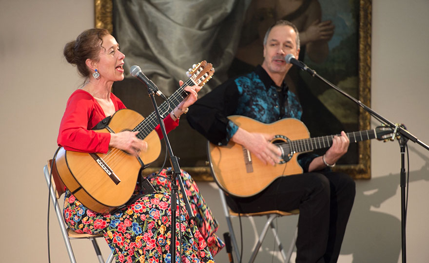 Foto: Das Gesangs-Duo „Agua y vino“ mit Gitarren.