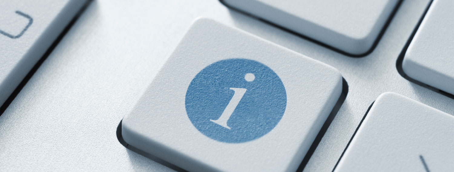 Nahaufnahme: Computertaste mit einem „i“, Symbol für „Information“.
