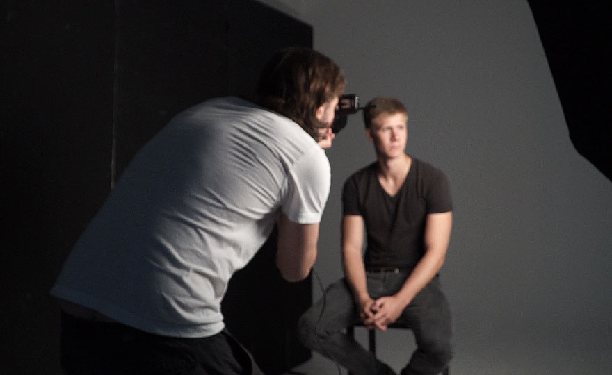 Fotograf und Model bei Aufnahmen im Studio.