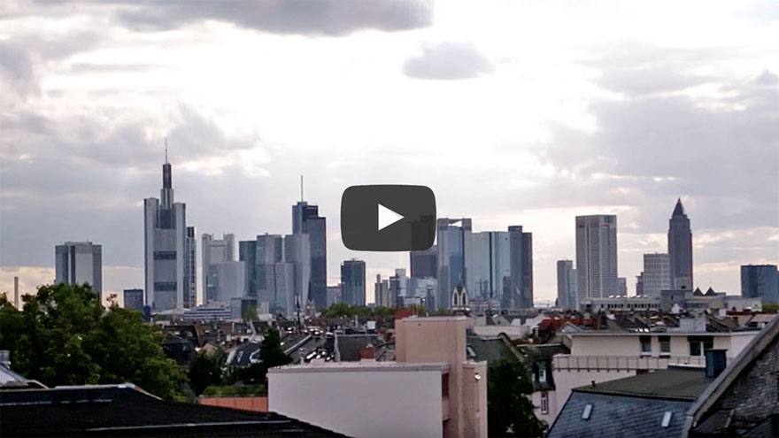 Screenshot aus dem Video „Bin ich ungläubig? Was bedeutet Unglaube im Islam?“ Skyline einer Stadt.